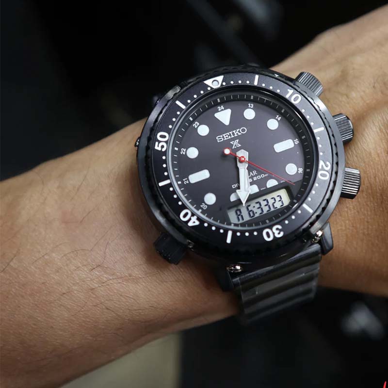 2.-Seiko-Prospex-Solar-Commando-Arnie-Hybrid-Divers-40th-Anniversary-SNJ037P1-SNJ037