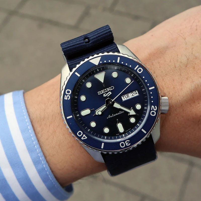 2.SEIKO-5-SPORTS-AUTOMATIC-WATCH-IN-BLUE-SRPD51K2